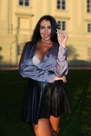 Alternative view of Angelina 160€